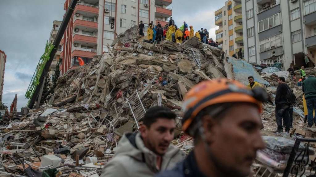 Los temblores se sintieron en varias ciudades, incluyendo Estambul (205 km al noreste), Izmir (127 km al suroeste), Bursa (131 km al noreste)
