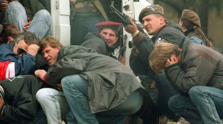 Civiles-y-militares-bosnios-mezclados-en-medio-del-fuego-de-los-francotiradores-una-de-las-imagenes-mas-iconicas-de-la-guerra-en-Bosnia-800x445