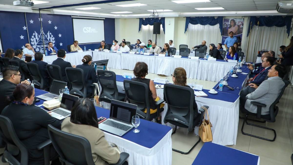 CST-se-alista-para-ajustar-la-propuesta-para-redistribuir-la-jornada-laboral-y-enviarla-a-Bukele